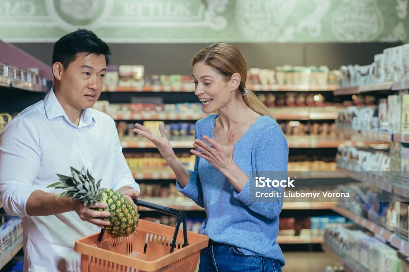 abacaxi emagrece, mulher comprando abacaxi com marido no supermercado